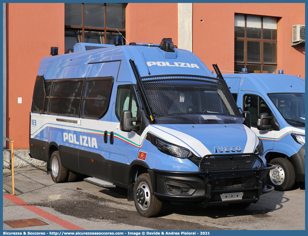 Polizia M5924
Polizia di Stato
Reparto Mobile
Iveco Daily 50C17 VI serie restyling
Allestitore Sperotto S.p.A.
Parole chiave: PS;P.S.;Polizia;di;Stato;Reparto;Mobile;Iveco;Daily;50C17;Sperotto