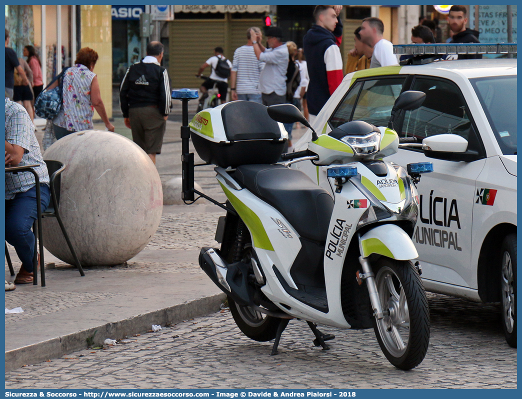 -
República Portuguesa
Polícia Municipal de Lisboa
Honda SH 125
Parole chiave: Repubblica;Portoghese;República;Portuguesa;Polícia;Municipal;Polícia Municipal de Lisboa;Lisboa;Honda;SH;SH125