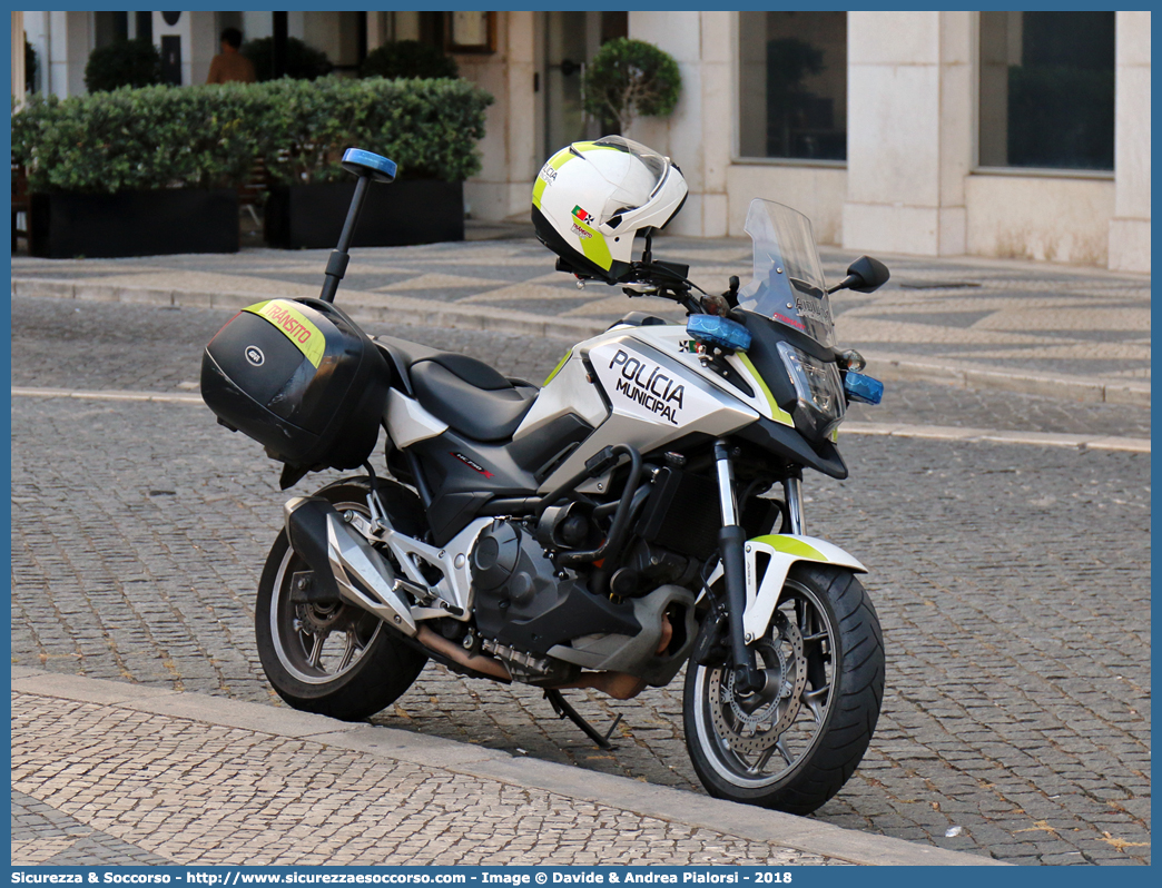 -
República Portuguesa
Polícia Municipal de Lisboa
Honda NC750X
Parole chiave: Repubblica;Portoghese;República;Portuguesa;Polícia;Municipal;Polícia Municipal de Lisboa;Lisboa;Honda;NC750X