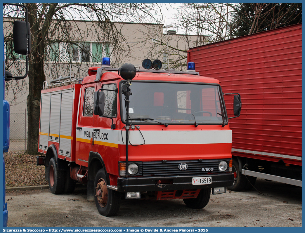 VF 13519
Corpo Nazionale Vigili del Fuoco
Fiat Iveco OM 79-13
Allestitore Baribbi S.p.A.
Parole chiave: VVF;V.V.F.;Corpo;Nazionale;Vigili;del;Fuoco;AutoPompaSerbatoio;APS;AutoPompa;Fiat;Iveco;OM;79-13;79;13;79.13;Baribbi