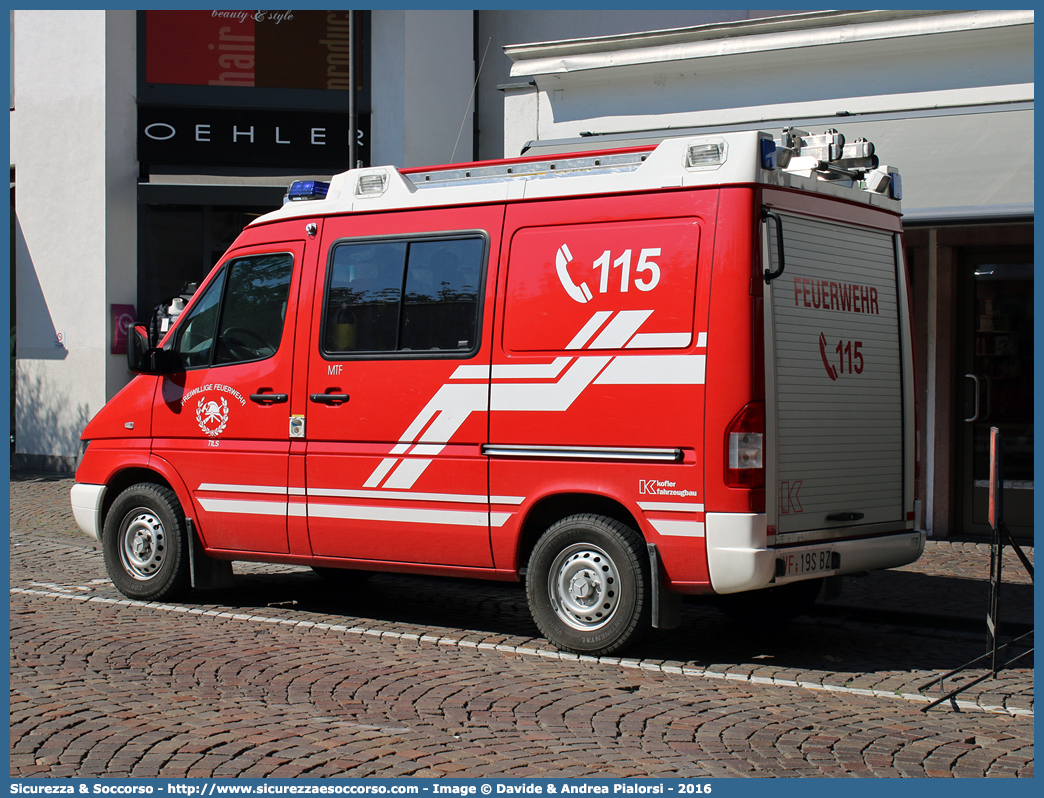 VF 19S BZ
Vigili del Fuoco Volontari Tiles
Freiwillige Feuerwehr Tils
Mercedes-Benz Sprinter 316 I serie restyling
Allestitore Kofler Fahrzeugbau S.n.c.
Parole chiave: VF;FW;Vigili;del;Fuoco;Volontari;Freiwillige;Feuerwehr;Tils;Tiles;Mercedes;Benz;Sprinter;316;Kofler;Fahrzeugbau