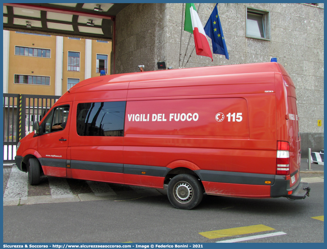 VF 28317
Corpo Nazionale Vigili del Fuoco
Mercedes Benz Sprinter II serie
(variante)
Ricondizionato Fortini S.r.l.
Parole chiave: VVF;V.V.F.;Corpo;Nazionale;Vigili;del;Fuoco;Mercedes;Benz;Sprinter;Fortini