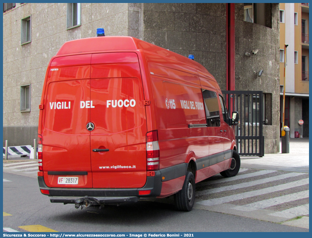 VF 28317
Corpo Nazionale Vigili del Fuoco
Mercedes Benz Sprinter II serie
(variante)
Ricondizionato Fortini S.r.l.
Parole chiave: VVF;V.V.F.;Corpo;Nazionale;Vigili;del;Fuoco;Mercedes;Benz;Sprinter;Fortini