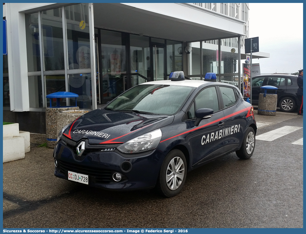 CC DJ728
Arma dei Carabinieri
Renault Clio VI serie
Allestitore Focaccia Group S.r.l.
Parole chiave: CC;C.C.;Arma;dei;Carabinieri;Nucleo;Radiomobile;Radio;Mobile;Pattuglia;Pattuglie;Mobile;Mobili;di;Zona;Focaccia;Renault;Clio