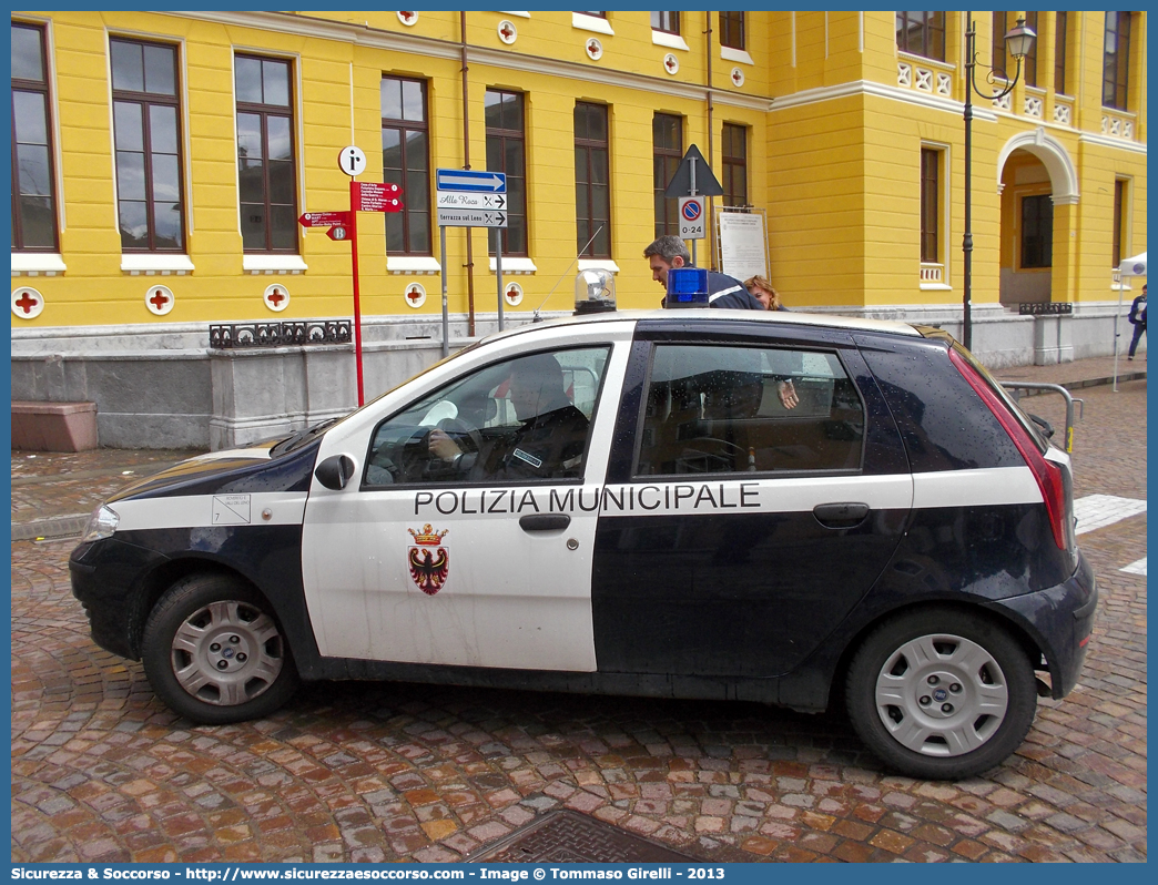 -
Polizia Municipale
Corpo Intercomunale
Rovereto e Valli del Leno
Fiat Punto III serie
Parole chiave: Polizia;Locale;Municipale;Rovereto;Valli;Leno;Terragnolo;Trambileno;Fiat;Punto