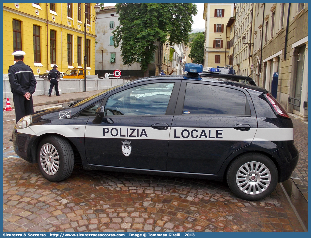 Polizia Locale YA119AD
Polizia Locale
Corpo Intercomunale
Alto Garda e Ledro
Fiat Punto Evo
Allestitore Bertazzoni S.r.l.
Parole chiave: Polizia;Locale;Municipale;Alto Garda;Ledro;Riva del Garda;Arco;Drena;Dro;Nago;Torbole;Tenno;Fiat;Punto Evo;YA119AD;YA 119 AD;Bertazzoni