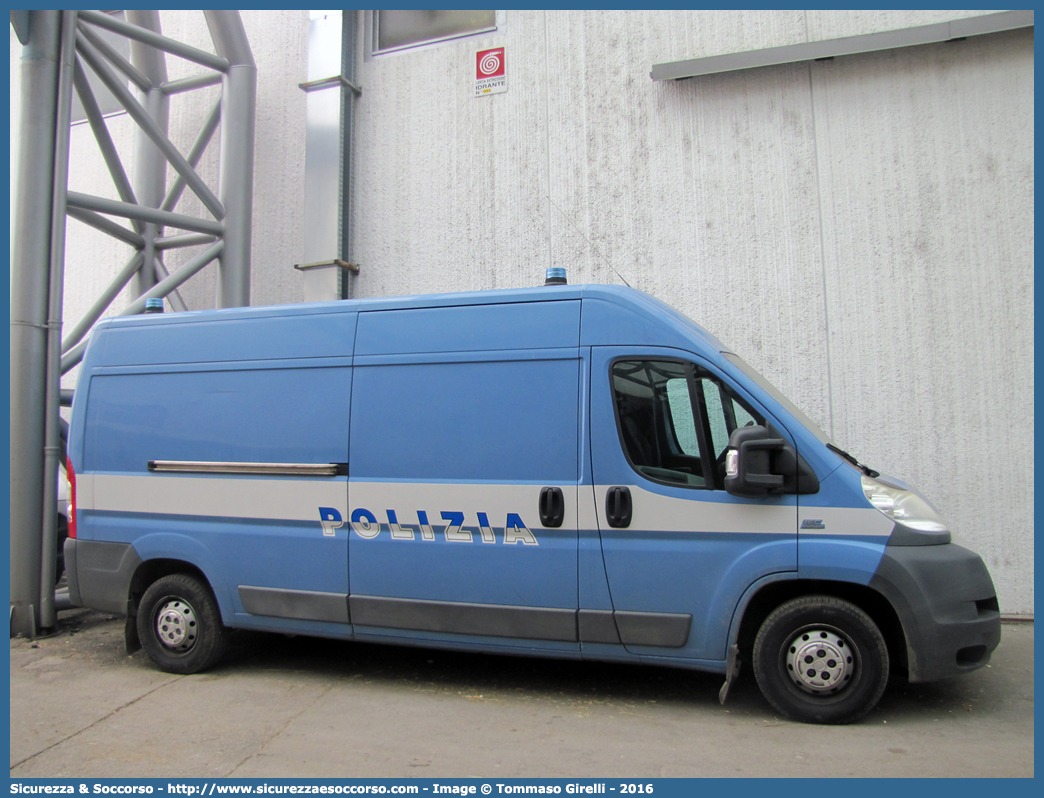 Polizia H3295
Polizia di Stato
Fiat Ducato III serie
Parole chiave: PS;P.S.;Polizia;di;Stato;Pubblica;Sicurezza;Fiat;Ducato;X250