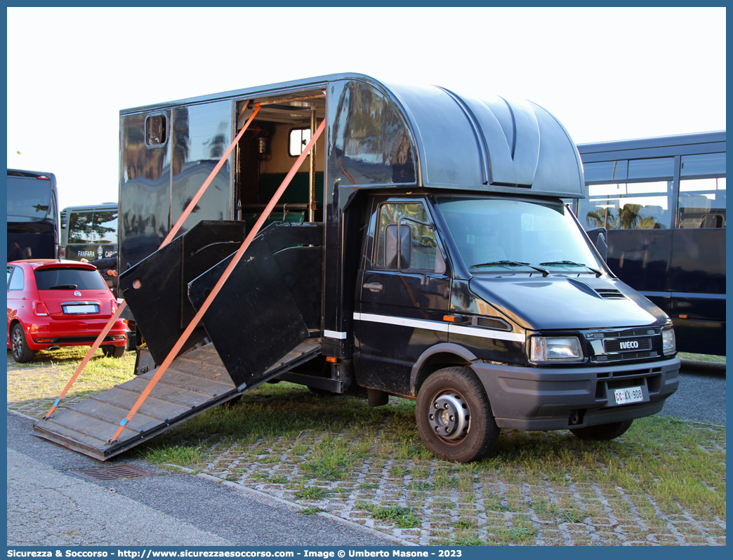 CC AX908
Arma dei Carabinieri
4° Reggimento Carabinieri a Cavallo
Iveco Daily 49-12 II serie
Allestitore Valli S.r.l.
Parole chiave: CC;C.C.;Arma;dei;Carabinieri;Reggimento;Cavallo;Iveco;Daily;49-12;49.12;Trasporto;Cavalli;Valli