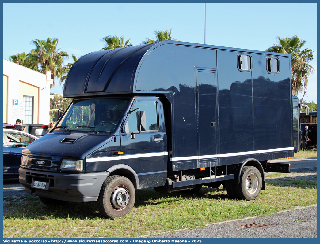 CC AX908
Arma dei Carabinieri
4° Reggimento Carabinieri a Cavallo
Iveco Daily 49-12 II serie
Allestitore Valli S.r.l.
Parole chiave: CC;C.C.;Arma;dei;Carabinieri;Reggimento;Cavallo;Iveco;Daily;49-12;49.12;Trasporto;Cavalli;Valli