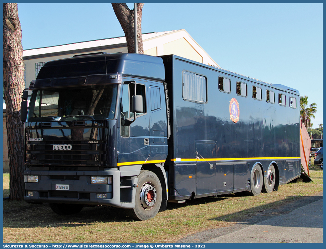 CC BN888
Arma dei Carabinieri
4° Reggimento Carabinieri a Cavallo
Iveco EuroStar 260E48
Allestitore Valli S.r.l.
(variante)
Parole chiave: CC;C.C.;Arma;dei;Carabinieri;Reggimento;Cavallo;Trasporto;Cavalli;Iveco;EuroStar;260E48;Valli