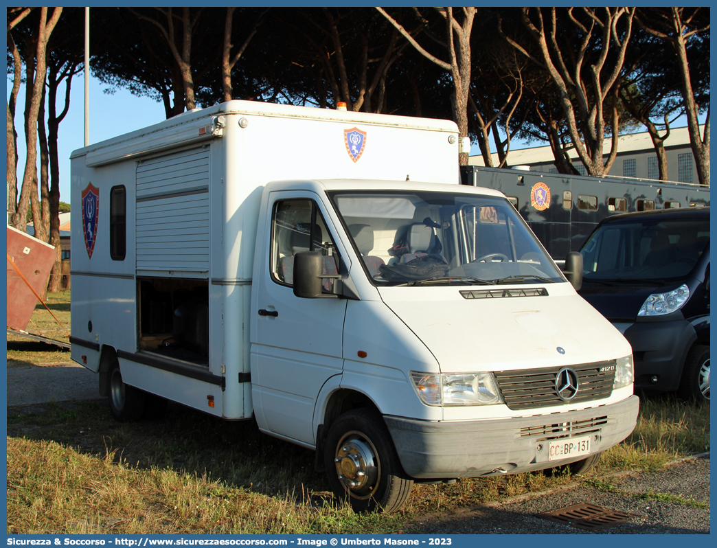 CC BP131
Arma dei Carabinieri
4° Reggimento Carabinieri a Cavallo
Mercedes Benz Sprinter I serie
Parole chiave: CC;C.C.;Arma;dei;Carabinieri;Reggimento;a;Cavallo;Mercedes;Benz;Sprinter