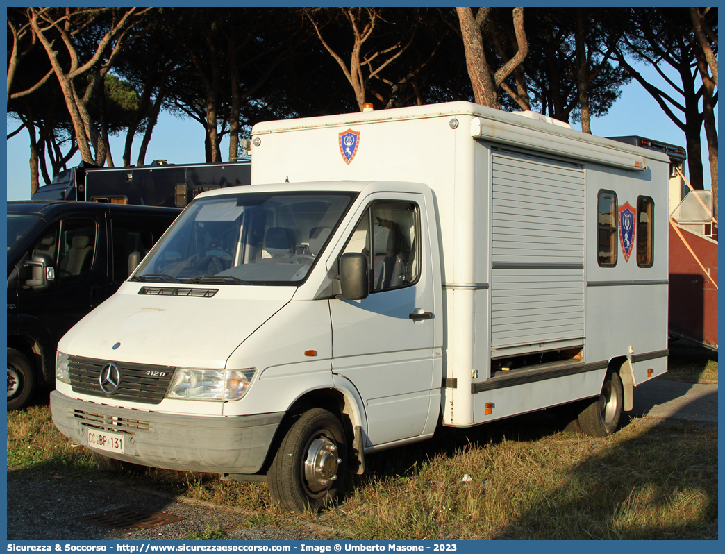 CC BP131
Arma dei Carabinieri
4° Reggimento Carabinieri a Cavallo
Mercedes Benz Sprinter I serie
Parole chiave: CC;C.C.;Arma;dei;Carabinieri;Reggimento;a;Cavallo;Mercedes;Benz;Sprinter