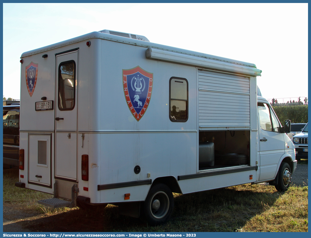 CC BP131
Arma dei Carabinieri
4° Reggimento Carabinieri a Cavallo
Mercedes Benz Sprinter I serie
Parole chiave: CC;C.C.;Arma;dei;Carabinieri;Reggimento;a;Cavallo;Mercedes;Benz;Sprinter