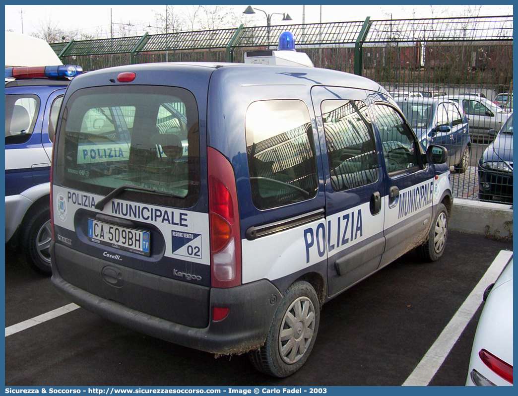 -
Polizia Municipale
Comune di Mareno di Piave
Renault Kangoo I serie
Parole chiave: PL;P.L.;PM;P.M.;Polizia;Locale;Municipale;Mareno;di;Piave;Renault;Kangoo