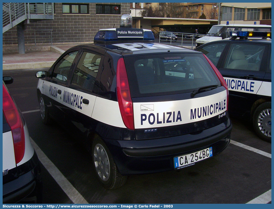 -
Polizia Municipale
Comune di Altivole
Fiat Punto II serie
Parole chiave: PL;P.L.;PM;P.M.;Polizia;Locale;Municipale;Altivole;Fiat;Punto