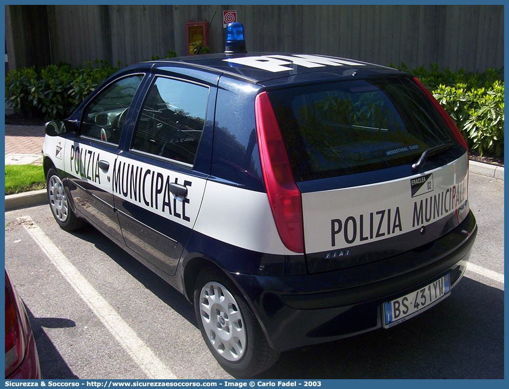 -
Polizia Municipale
Comune di Eraclea
Fiat Punto II serie
Parole chiave: PL;P.L.;PM;P.M.;Polizia;Locale;Municipale;Eraclea;Fiat;Punto