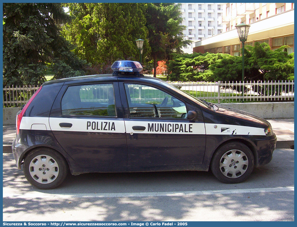 -
Polizia Municipale
Comune di Rovigo
Fiat Punto II serie
Parole chiave: PL;P.L.;PM;P.M.;Polizia;Locale;Municipale;Rovigo;Fiat;Punto