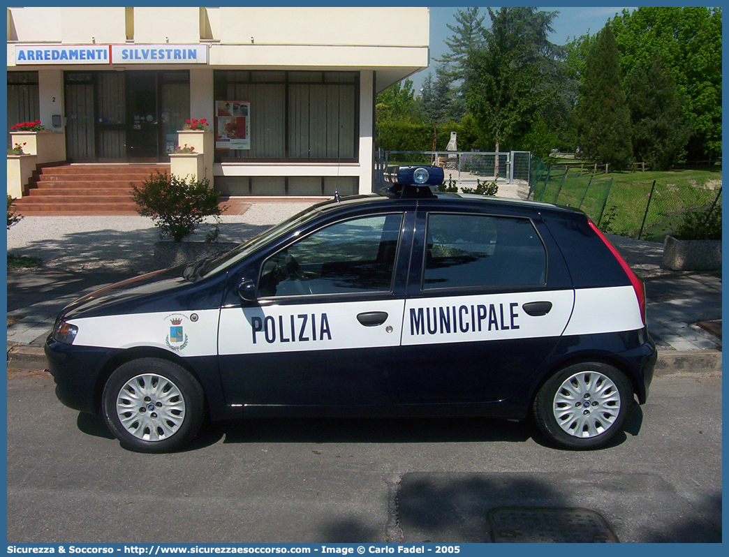 -
Polizia Municipale
Comune di Mogliano Veneto
Fiat Punto II serie
Parole chiave: PL;P.L.;PM;P.M.;Polizia;Locale;Municipale;Mogliano;Veneto;Fiat;Punto