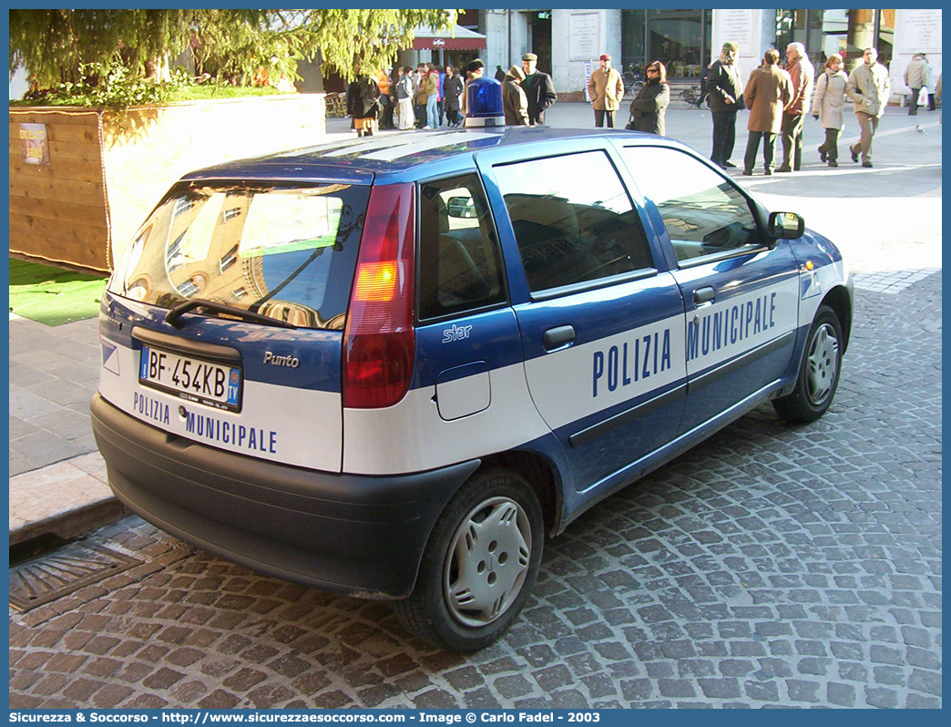 -
Polizia Municipale
Comune di Zenson di Piave
Fiat Punto I serie
Parole chiave: PL;P.L.;PM;P.M.;Polizia;Locale;Municipale;Zenson;di;Piave;Fiat;Punto