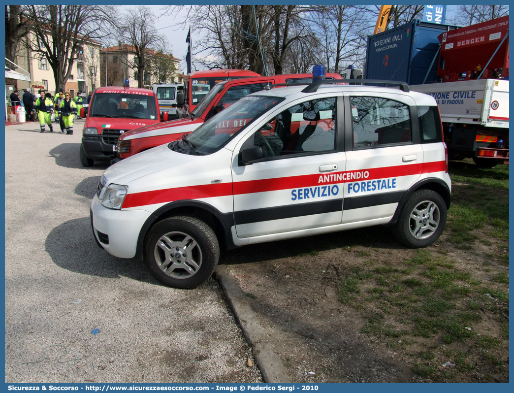 634
Regione Veneto
Servizio Forestale Regionale
Fiat Nuova Panda 4x4 I serie restyling
Antincendio
Parole chiave: Regione;Veneto;Servizio;Forestale;Regionale;Fiat;Nuova;Panda;4x4;Antincendio