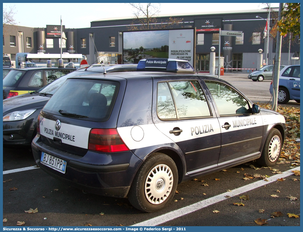 -
Polizia Municipale
Comune di Vicenza
Volkswagen Golf IV serie
Parole chiave: PL;P.L.;PM;P.M.;Polizia;Locale;Municipale;Vicenza;Volkswagen;Golf