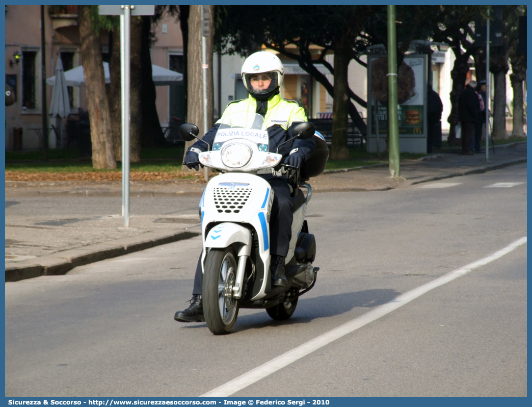 -
Polizia Locale
Comune di Verona
Aprilia Scarabeo 125
Parole chiave: PL;P.L.;PM;P.M.;Polizia;Locale;Municipale;Verona;Aprilia;Scarabeo;125