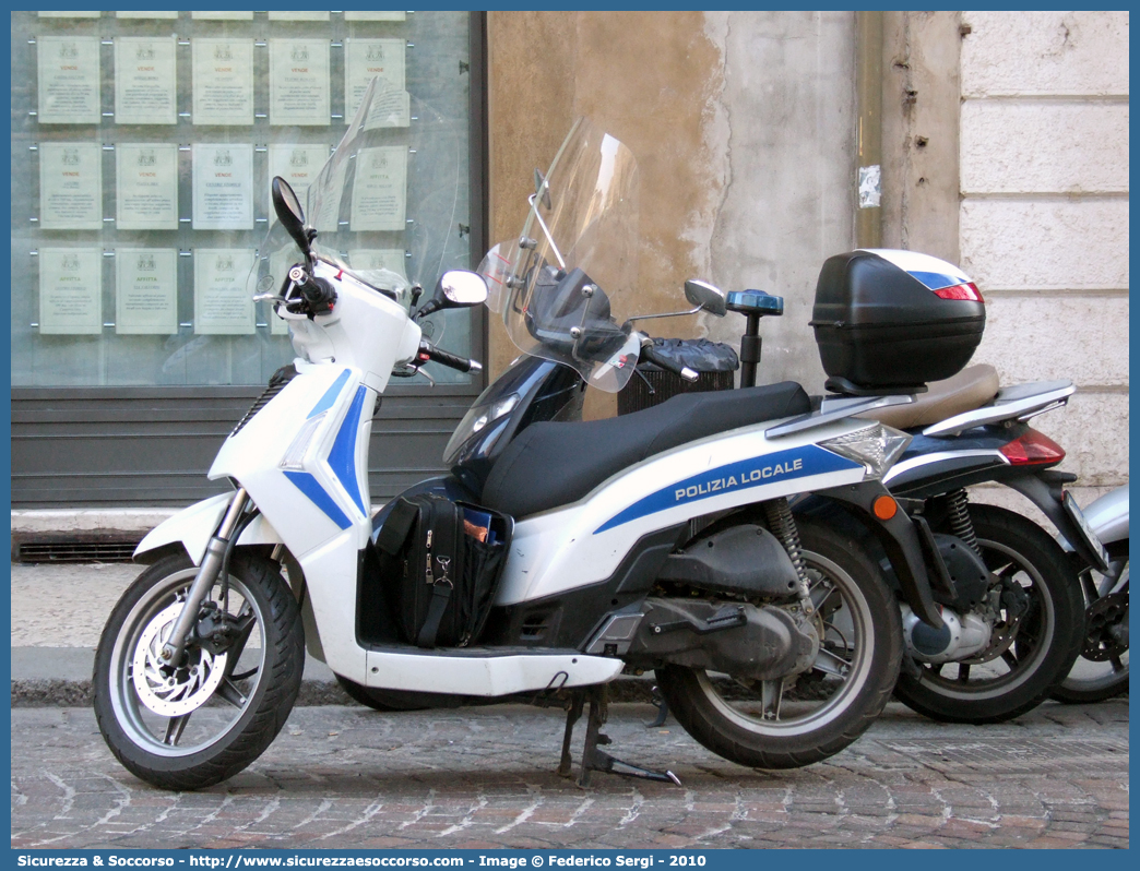 -
Polizia Locale
Comune di Verona
Kymco People S 125 DD
Parole chiave: PL;P.L.;PM;P.M.;Polizia;Locale;Municipale;Verona;Kymco;People;S;125;DD