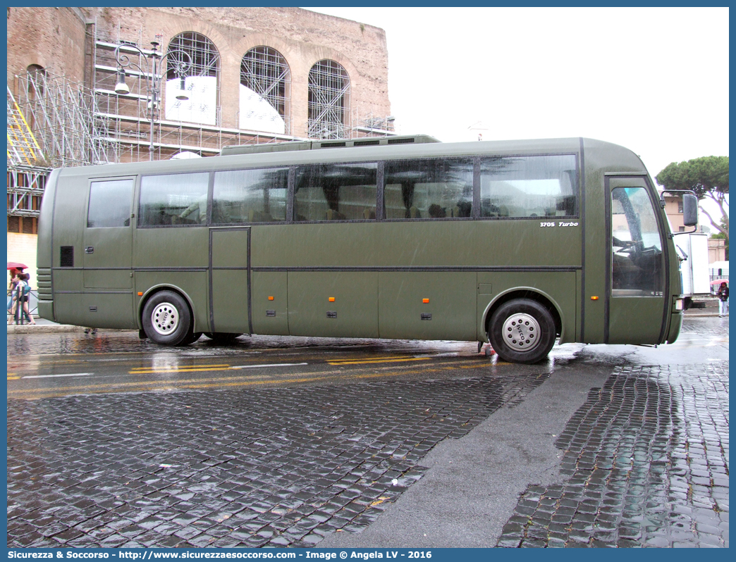 EI 951DE
Esercito Italiano
Iveco 370S Turbo
attrezzato per il trasporto diversamente abili
Parole chiave: EI;E.I.;Esercito;Italiano;Iveco;370S;Turbo