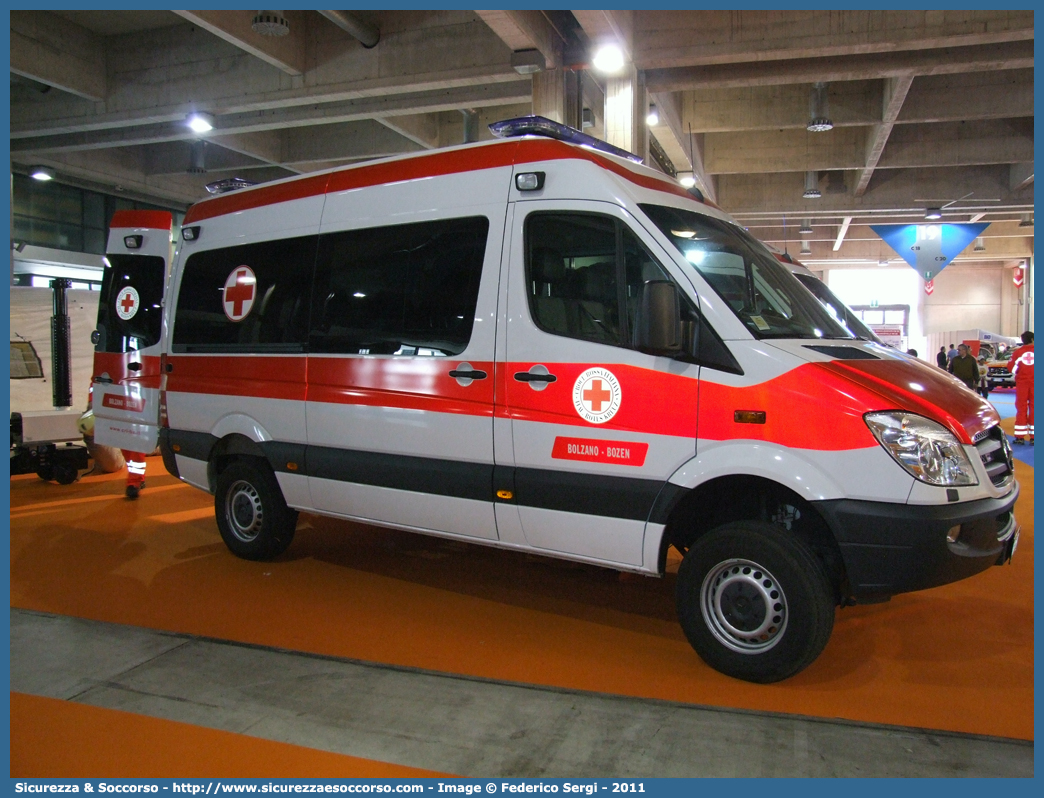 CRI 567AA
Croce Rossa Italiana
Bolzano - Bozen
Mercedes Benz Sprinter II serie
Parole chiave: CRI;C.R.I.;Croce Rossa Italiana;Bolzano;Mercedes;Benz;Sprinter