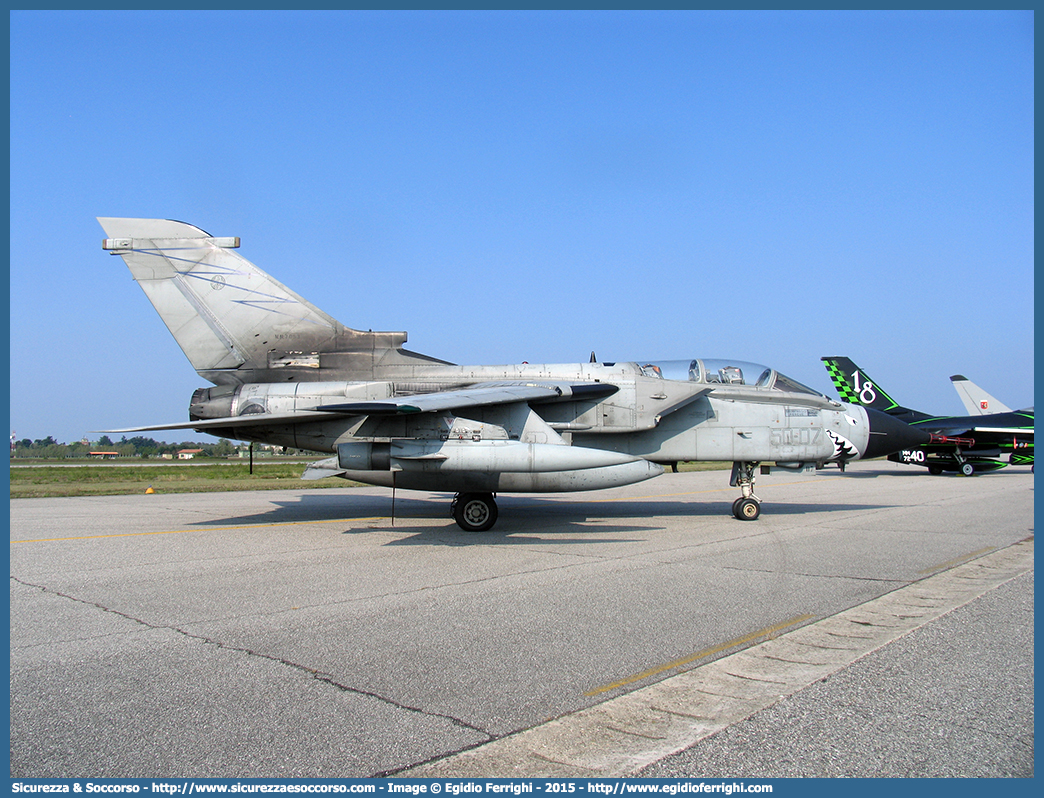 MM7053 / 50-07
Aeronautica Militare Italiana
Panavia PA-200 Tornado ECR
Parole chiave: A.M.I.;AMI;Aeronautica;Militare;Italiana;Panavia;PA-200;PA200;Tornado