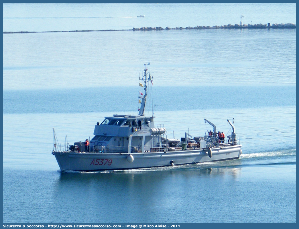 A5379 "Astice"
Marina Militare Italiana
Flotta Navale
Navi Ausiliarie per Addestramento
Classe "Aragosta"
Parole chiave: MM;M.M.;Marina Militare;Flotta;Navale;Addestramento;Aragosta