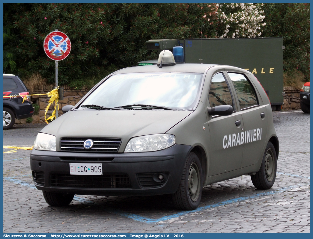 EI CG905
Arma dei Carabinieri
Reparto Carabinieri presso l'Esercito Italiano
Fiat Punto III serie
Parole chiave: EI;E.I.;CC;C.C.;Arma;dei;Carabinieri;Reparto;Esercito;Italiano;Fiat;Punto