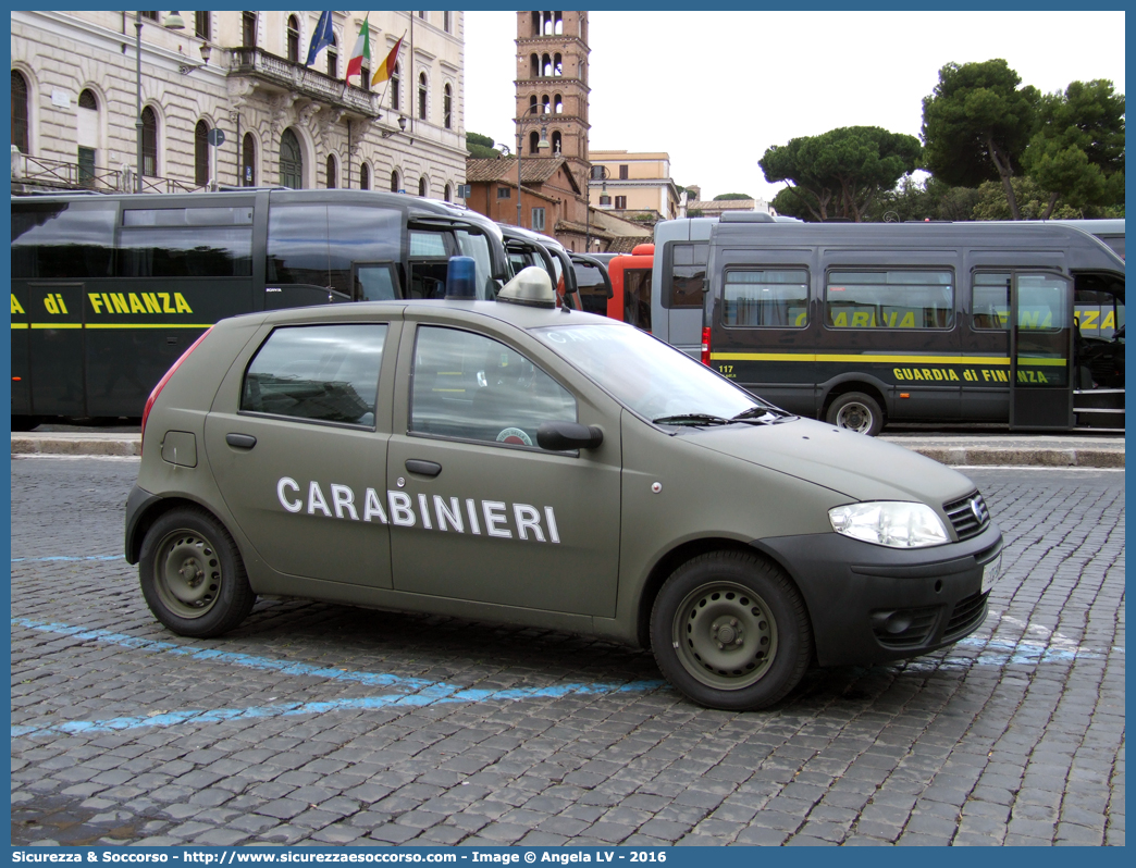 EI CG905
Arma dei Carabinieri
Reparto Carabinieri presso l'Esercito Italiano
Fiat Punto III serie
Parole chiave: EI;E.I.;CC;C.C.;Arma;dei;Carabinieri;Reparto;Esercito;Italiano;Fiat;Punto