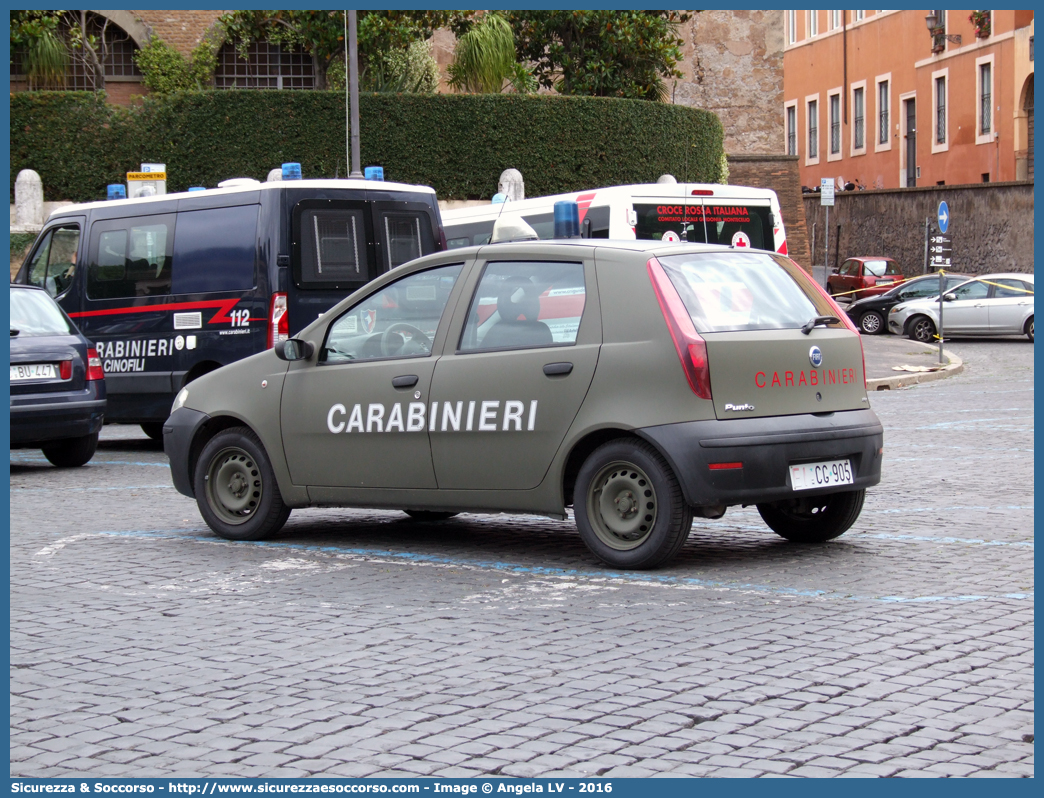 EI CG905
Arma dei Carabinieri
Reparto Carabinieri presso l'Esercito Italiano
Fiat Punto III serie
Parole chiave: EI;E.I.;CC;C.C.;Arma;dei;Carabinieri;Reparto;Esercito;Italiano;Fiat;Punto