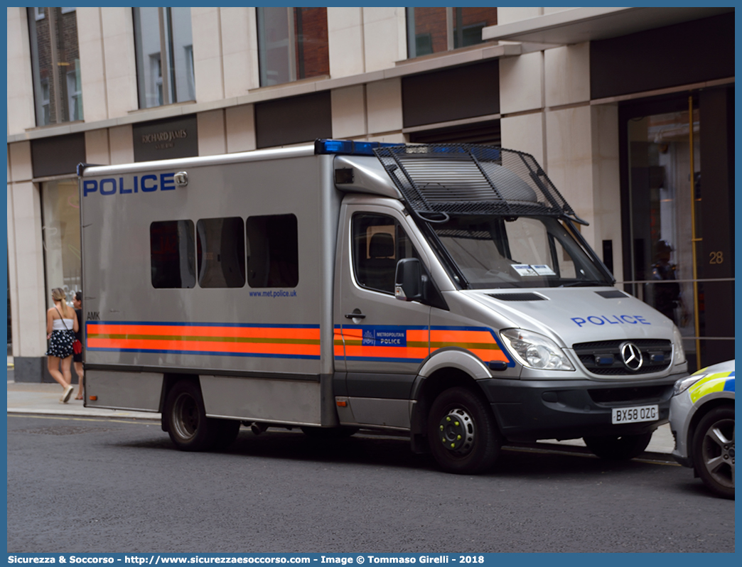 AMK
United Kingdom of Great Britain and Northern Ireland
Metropolitan Police
Mercedes Benz Sprinter II generation
Parole chiave: UK;United;Kingdom;Great;Britain;Northern;Ireland;Metropolitan;Police;Mercedes;Benz;Sprinter