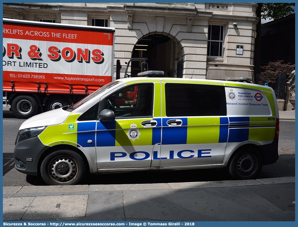 B316
United Kingdom of Great Britain and Northern Ireland
British Transport Police
Mercedes Benz V-Class III generation
Parole chiave: UK;United;Kingdom;Great;Britain;Northern;Ireland;British;Transport;Police;BTP;Mercedes;Benz;V;Class