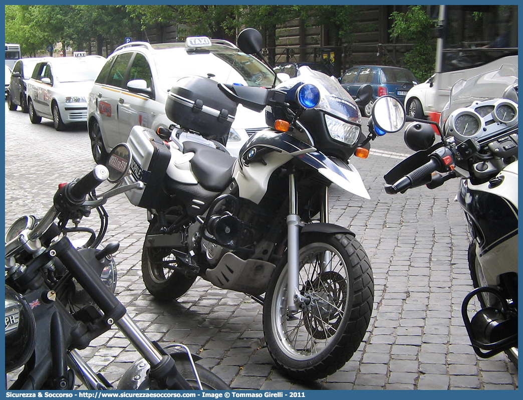 -
Polizia Municipale
Comune di Roma
Bmw F650GS II serie
Parole chiave: PL;P.L.;PM;P.M.;Polizia;Locale;Municipale;Roma;Capitale;Bmw;F650;GS