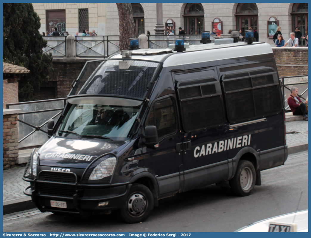 CC DG231
Arma dei Carabinieri
Battaglioni Mobili
Iveco Daily 50C17 V serie
Parole chiave: CC;C.C.;Arma;Carabinieri;Battaglioni;Mobili;Battaglione;Iveco;Daily;50C17;Blindato;Ordine;Pubblico