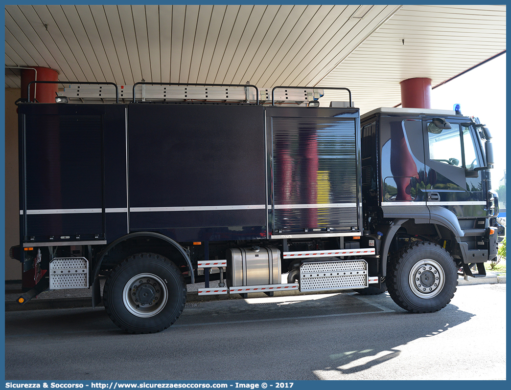 CC DI533
Arma dei Carabinieri
Raggruppamento Carabinieri Aeromobili
Iveco Trakker AD190T45W 4x4 II serie
Allestimento Magirus
Parole chiave: CC;C.C.;Arma;Carabinieri;Raggruppamento;Aeromobili;Iveco;Trakker;AD190T45W;Magirus