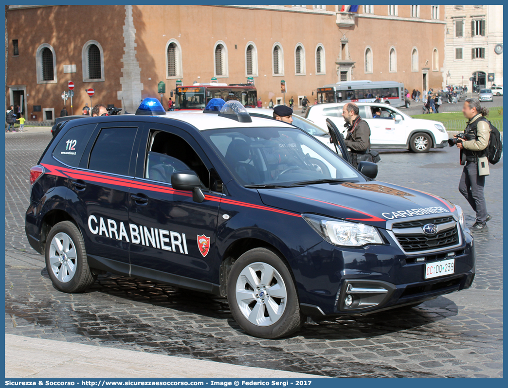 CC DQ239
Arma dei Carabinieri
Aliquota di Primo Intervento
Subaru Forester VI serie restyling
Parole chiave: CC;C.C.;Arma;dei;Carabinieri;Nucleo;Radiomobile;Subaru;Forester;API;A.P.I.;Aliquota;Primo;Intervento