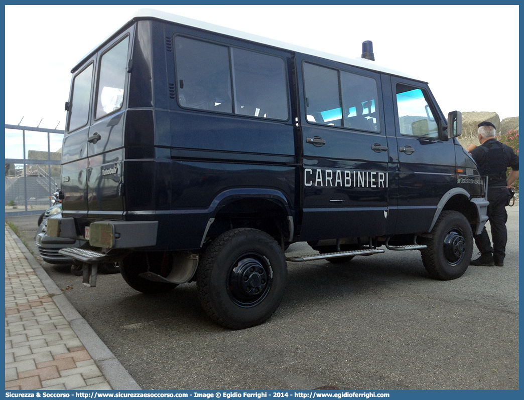 -
Arma dei Carabinieri
Battaglioni Mobili
Iveco TurboDaily 40-10 4x4 II serie
Parole chiave: CC;C.C.;Arma;dei;Carabinieri;Battaglioni;Battaglione;Mobili;Mobile;Iveco;TurboDaily;Daily;40-10;4x4;40.10;40;10;Ordine;Pubblico