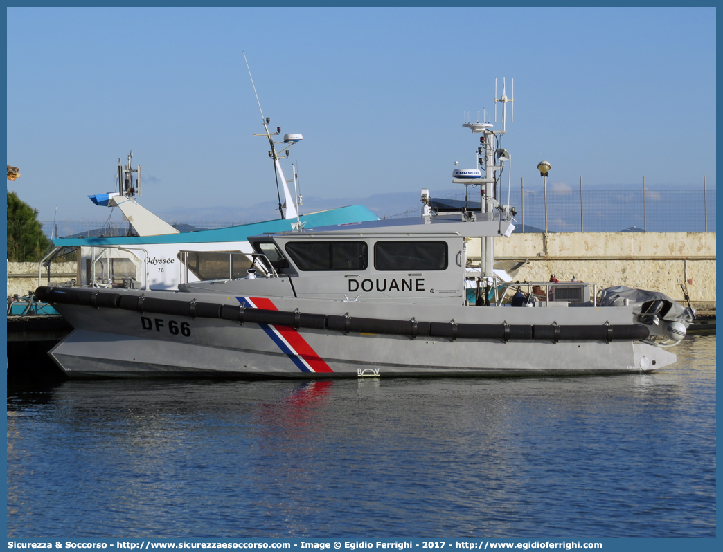 DF-66
République Française
Douanes
Vedettes Garde-Côtes
"Olbia"
Port d'attache de Les Salins d'Hyères
Parole chiave: Repubblica;Francese;République;Française;Douanes;Vedettes;Garde;Côtes;Olbia;Deniau;Les;Salins;d&#039;Hyères