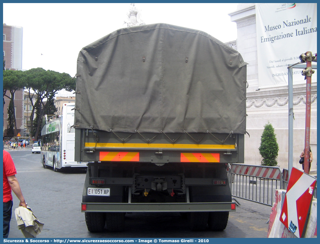 EI 051AP
Esercito Italiano
Iveco 330F26
Parole chiave: EI;E.I.;Esercito;Italiano;Iveco;330F26