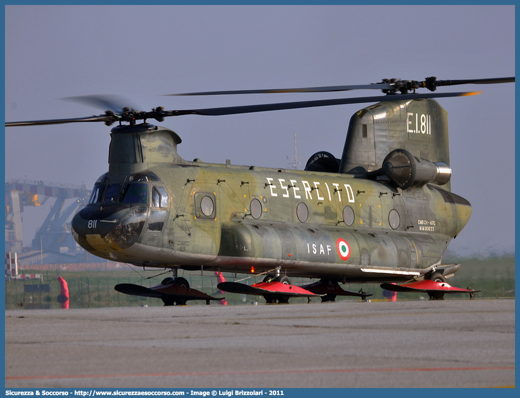 MM80833 EI-811
Esercito Italiano
Aviazione dell'Esercito
Boeing CH-47C Chinook
Parole chiave: EI;E.I.;Esercito;Italiano;Aviazione;Boeing;CH-47C;CH47;Chinook