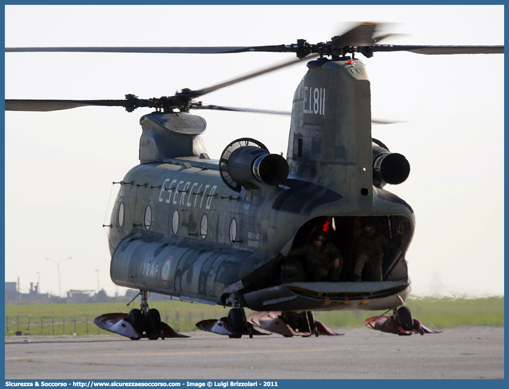 MM80833 EI-811
Esercito Italiano
Aviazione dell'Esercito
Boeing CH-47C Chinook
Parole chiave: EI;E.I.;Esercito;Italiano;Aviazione;Boeing;CH-47C;CH47;Chinook