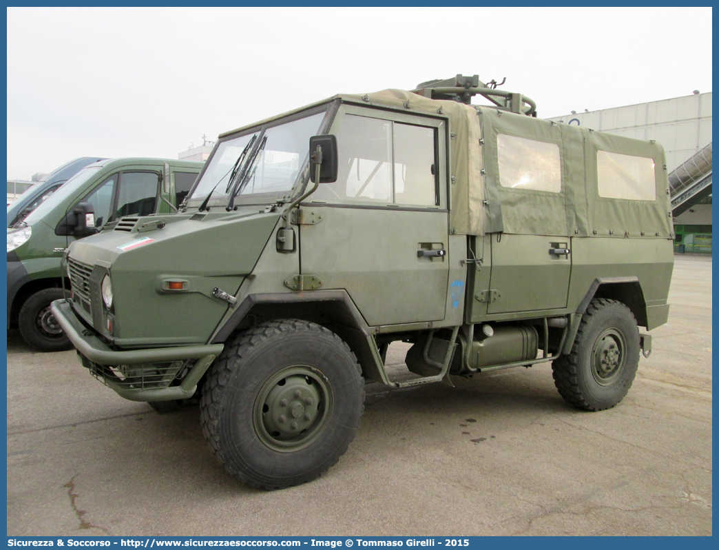 EI AJ976
Esercito Italiano
Iveco VM90T
Parole chiave: EI;E.I.;Esercito;Italiano;Iveco;VM;90;T;VM90