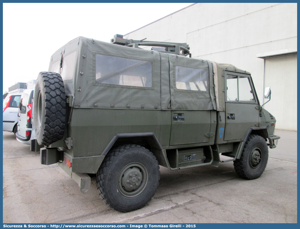 EI AJ976
Esercito Italiano
Iveco VM90T
Parole chiave: EI;E.I.;Esercito;Italiano;Iveco;VM;90;T;VM90