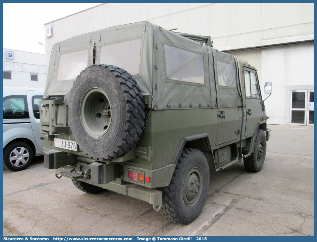 EI AJ976
Esercito Italiano
Iveco VM90T
Parole chiave: EI;E.I.;Esercito;Italiano;Iveco;VM;90;T;VM90