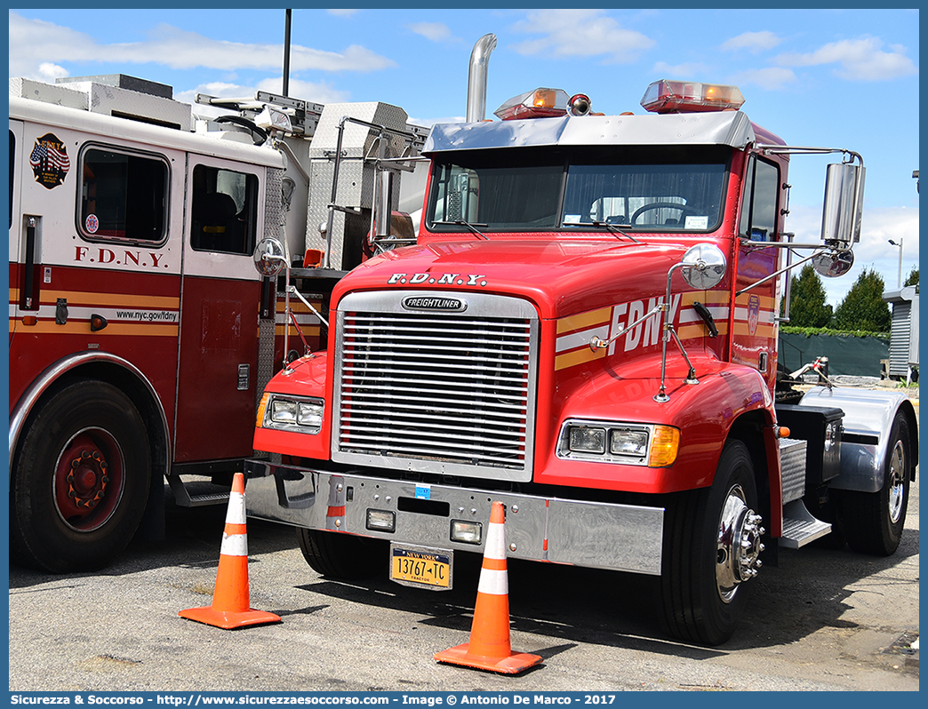 -
United States of America
New York Fire Department
Freightliner FLD
Parole chiave: United;States;of;America;USA;U.S.A.;NYFD;N.Y.F.D.;New;York;Fire;Department;Freightliner;FLD