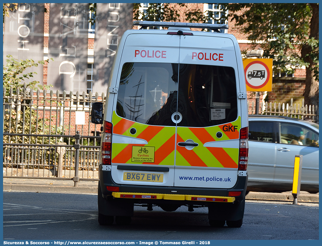 GKF
United Kingdom of Great Britain and Northern Ireland
Metropolitan Police
Mercedes Benz Sprinter II generation facelift
Parole chiave: UK;United;Kingdom;Great;Britain;Northern;Ireland;Metropolitan;Police;Mercedes;Benz;Sprinter